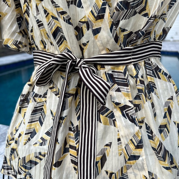 BCBGMAXAZRIA Womens
Floral Print V-Neck Top Blouse - Picture 3 of 9